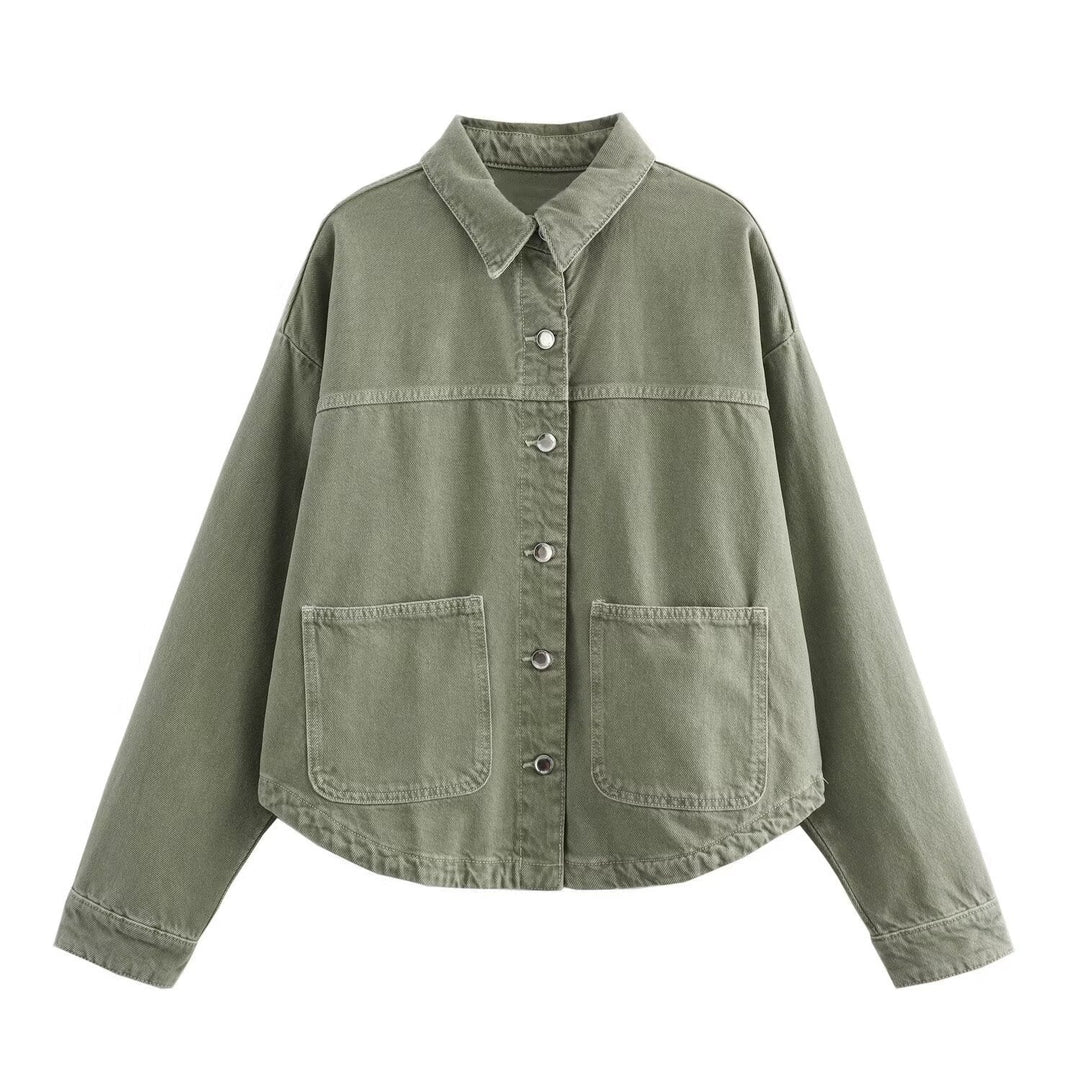 Giacca camicia versatile da donna con pannelli verdi e bottoni. Perfetta per outfit primaverili.