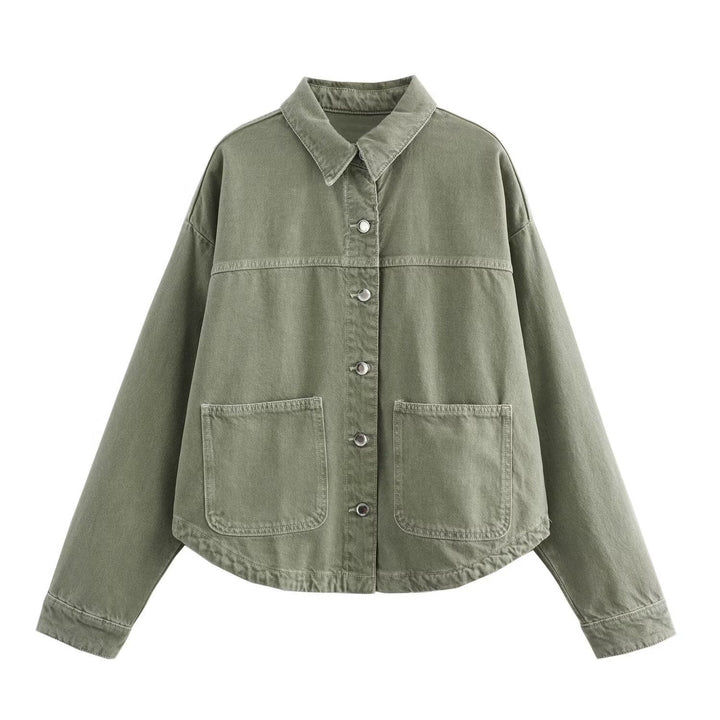 Giacca camicia versatile da donna con pannelli verdi e bottoni. Perfetta per outfit primaverili.