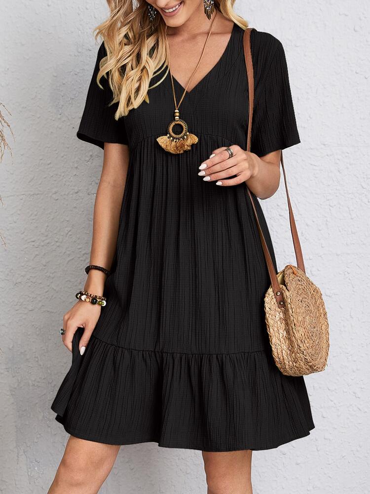 Abito donna versatile, midi con design stratificato. Ottimo per moda casual o eventi eleganti.