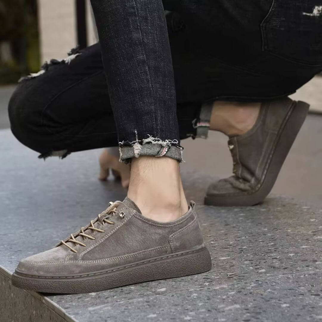 Sneakers uomo casual con lacci, materiali resistenti e suola ammortizzata. Durature e comode.