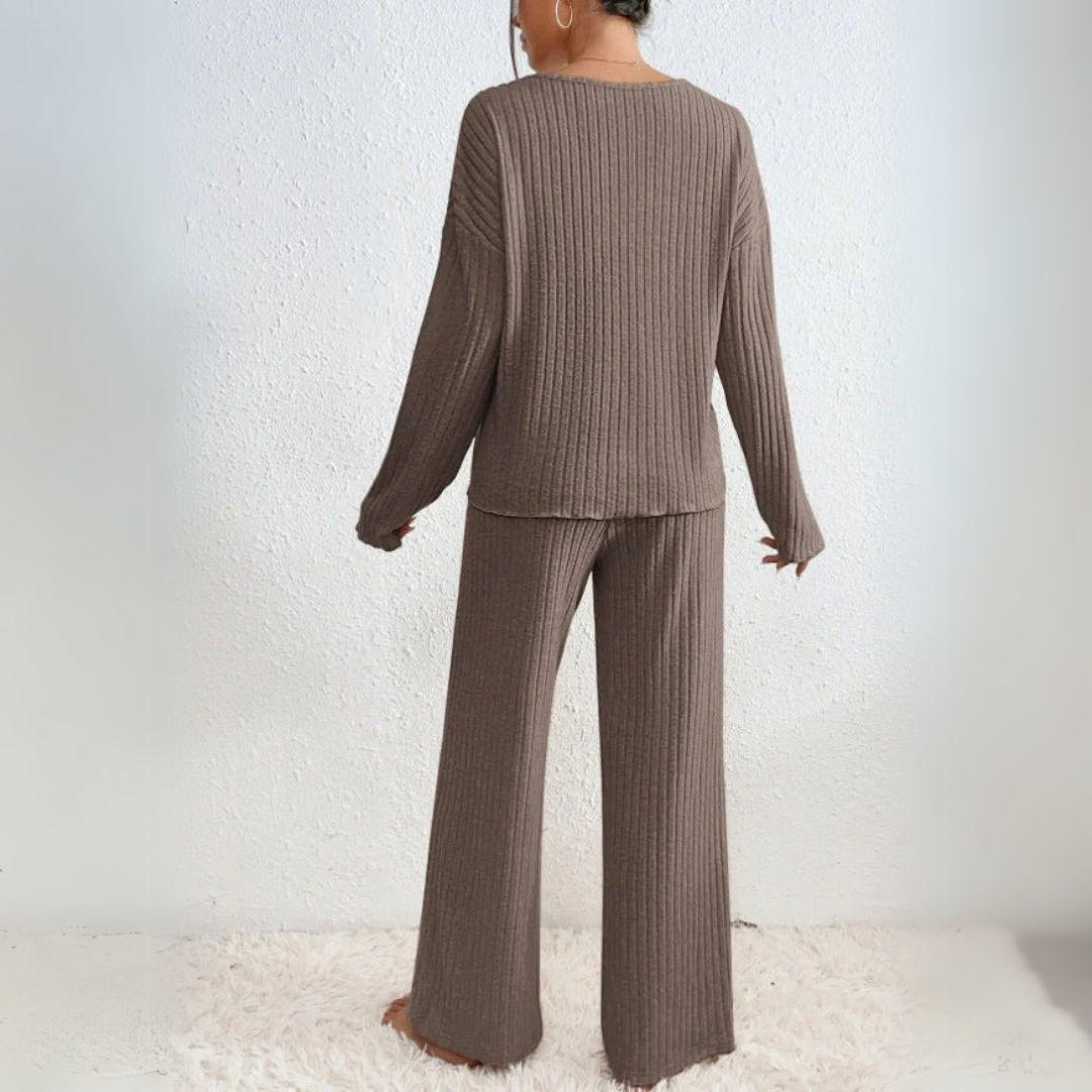 Versatile completo loungewear donna: maglione scollo a V e pantaloni dritti per stile e comfort in casa.