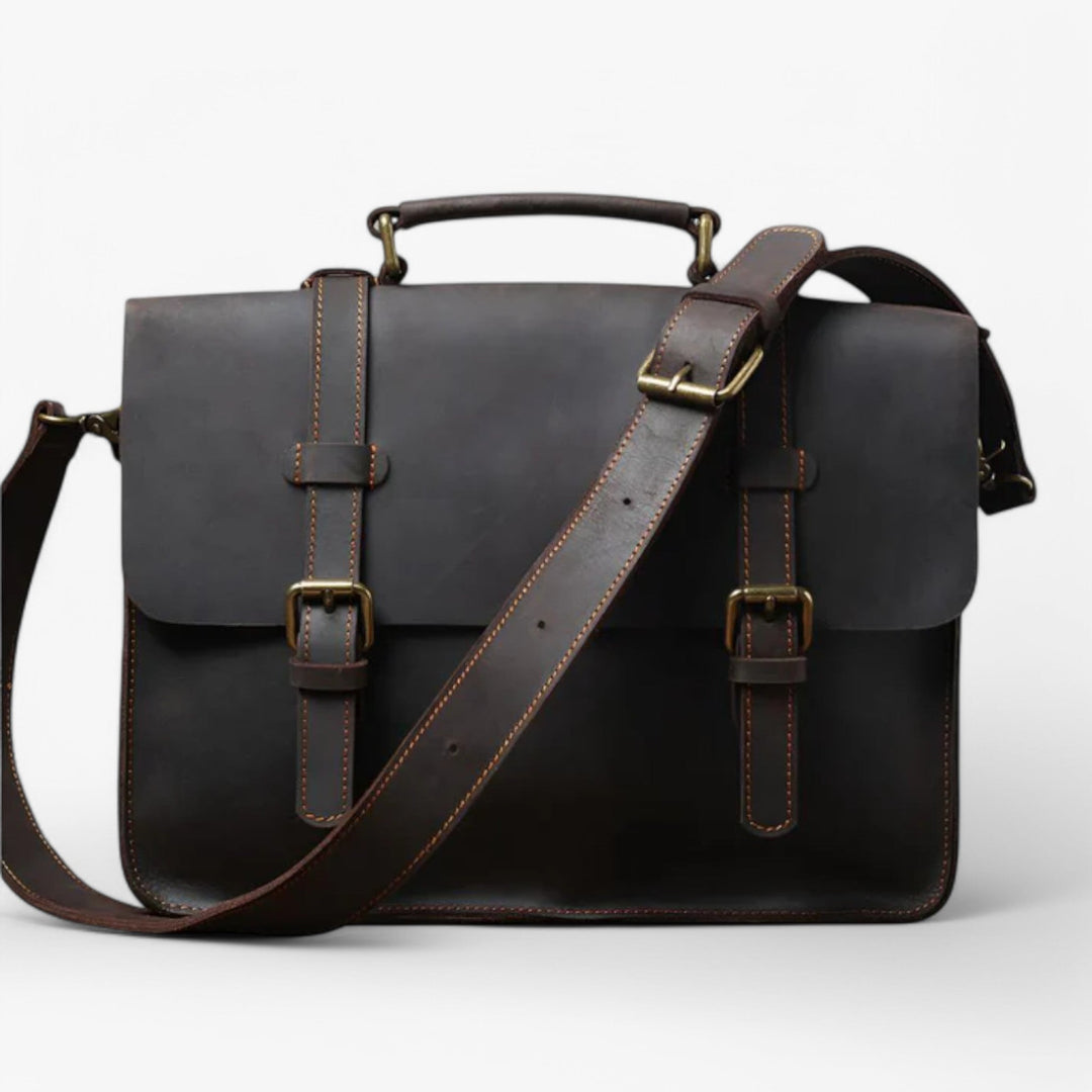 Elegante borsa messenger unisex in pelle marrone scuro, con patta frontale per uno stile casual e funzionale.