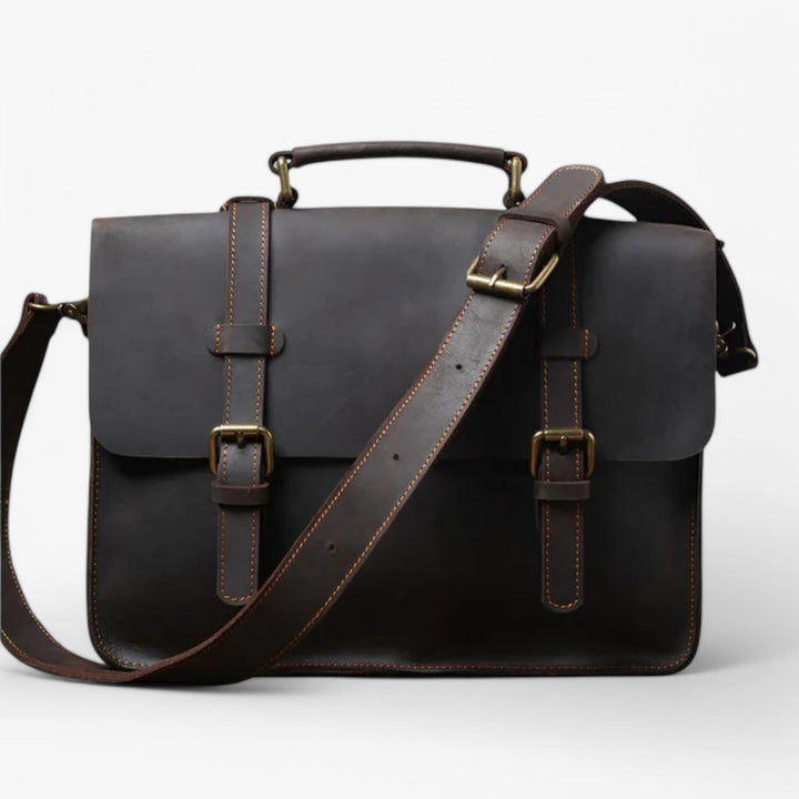 Elegante borsa messenger unisex in pelle marrone scuro, con patta frontale per uno stile casual e funzionale.