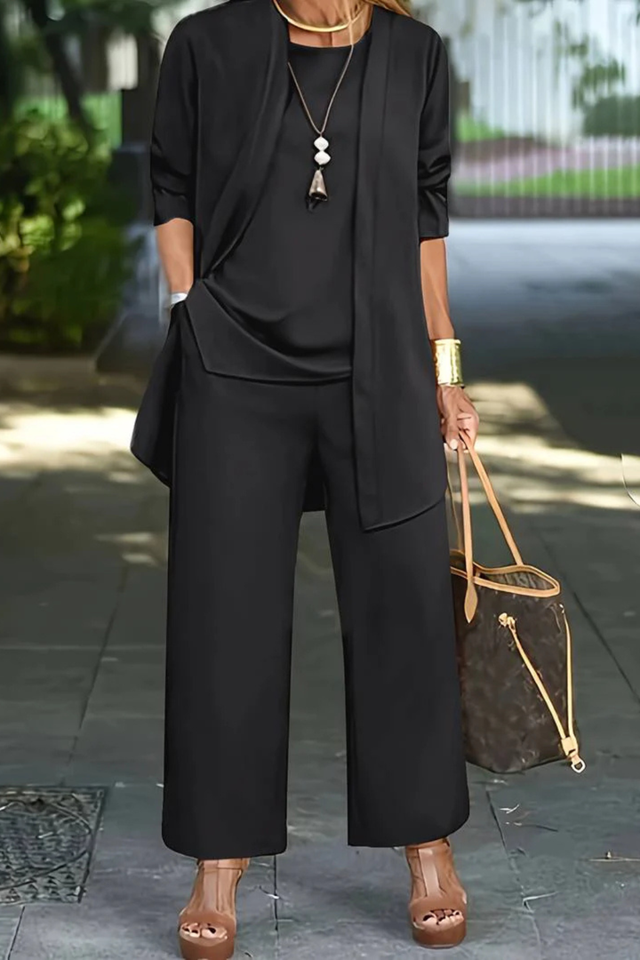 Tailleur donna tre pezzi, outfit coordinato versatile. Abbigliamento formale o casual chic, stile raffinato.