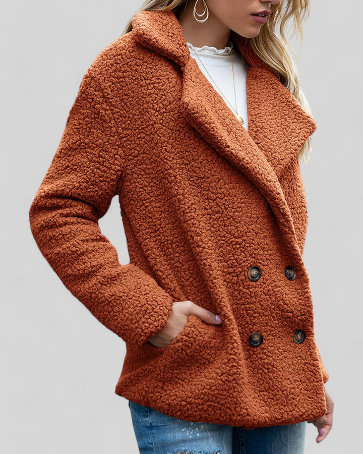 Morbidezza e stile: cappotto donna elegante, un capispalla moderno per la moda femminile.
