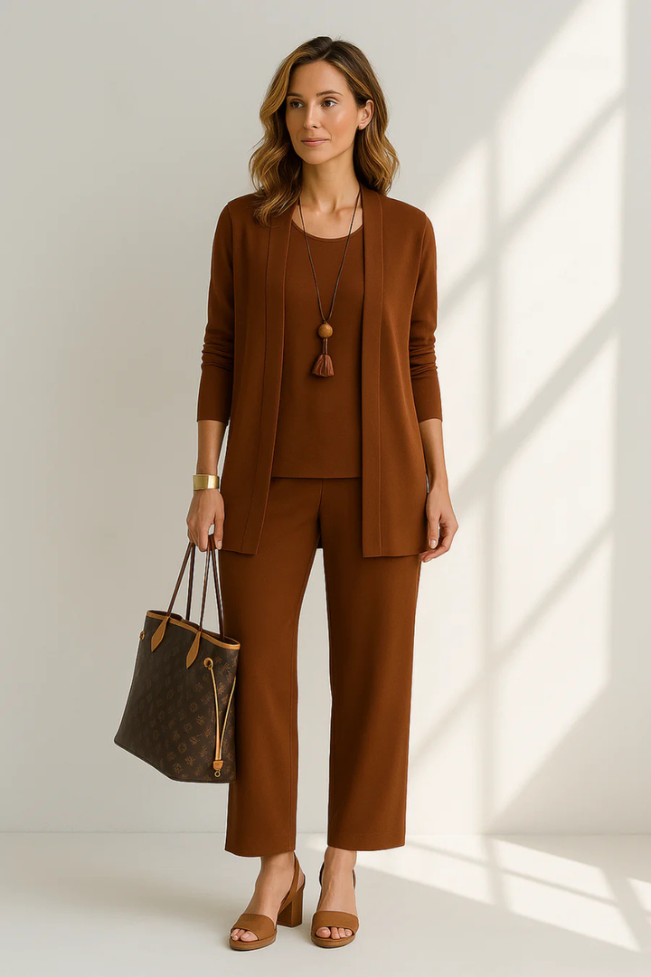 Outfit coordinato donna, completo elegante tre pezzi. Abbigliamento formale raffinato e versatile casual chic.