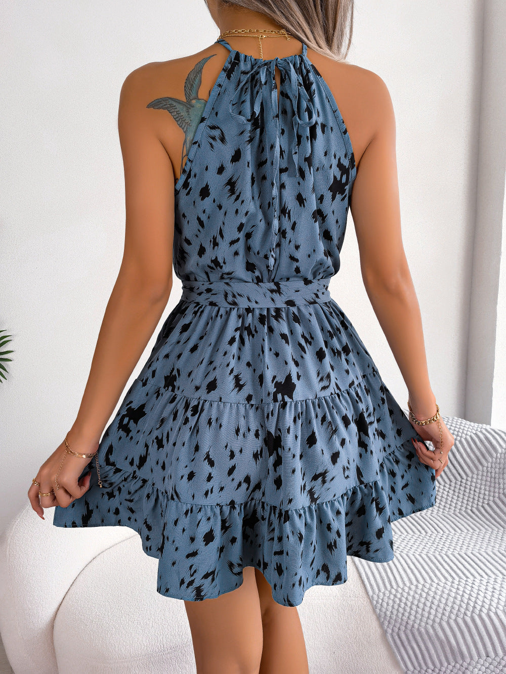 Abito donna leopardato estivo con scollo all'americana. Gonna a ruota fluida, ideale per look primaverili e feste.