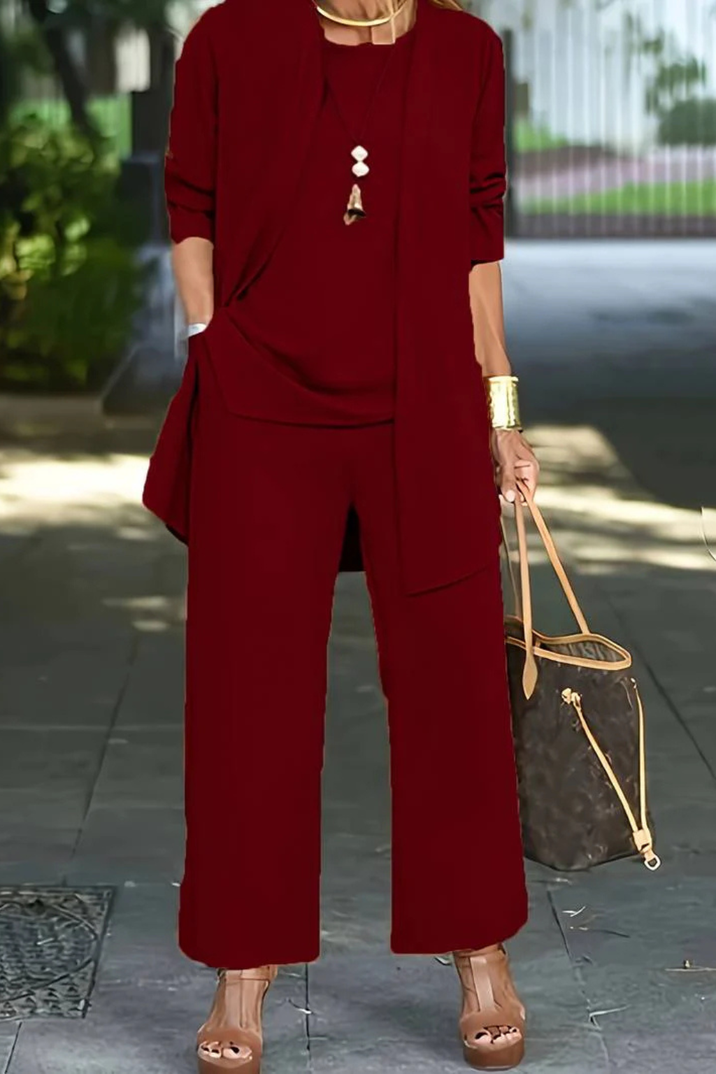 Completo tre pezzi donna per eleganza moderna. Cardigan, top e pantaloni larghi; ideale per outfit raffinati.