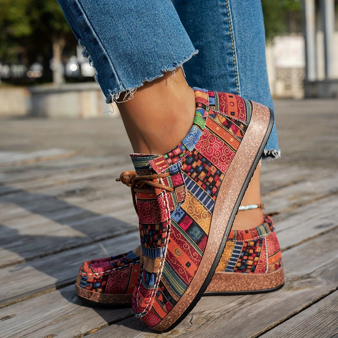 Sneakers comode da donna con design patchwork vivace, ideali per il comfort quotidiano e il tempo libero.