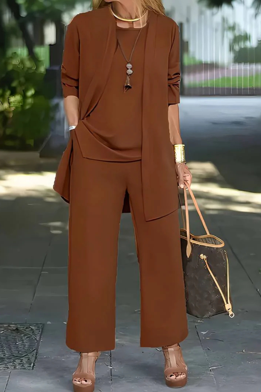Set versatile tre pezzi donna, eleganza moderna. Completo con pantaloni larghi e cardigan per ogni occasione.