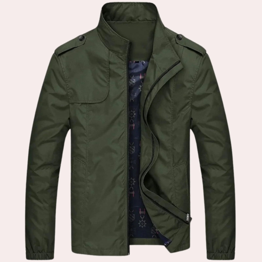 Giacca uomo leggera con cerniera, ideale per viaggi e protezione dal vento, disponibile in vari colori.