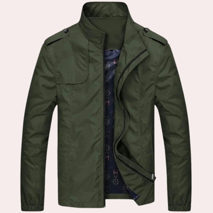 Giacca uomo leggera con cerniera, ideale per viaggi e protezione dal vento, disponibile in vari colori.