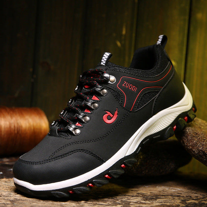 Uomo indossa scarpe da trekking basse e stringate, massima aderenza e comfort per escursioni e viaggi outdoor in montagna.