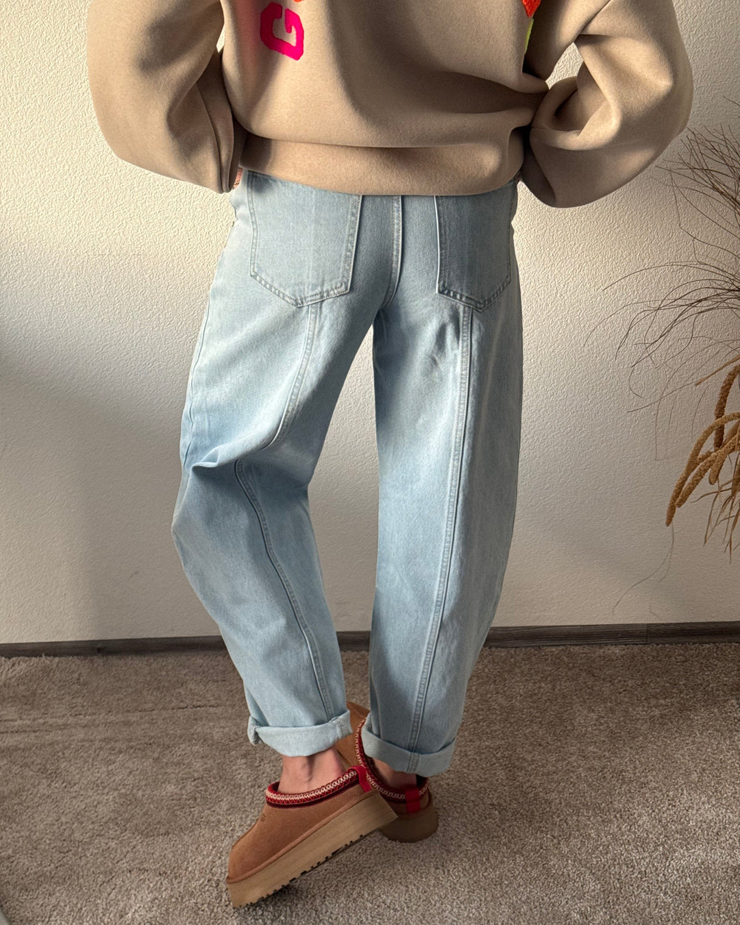 Jeans donna azzurro chiaro a vita media, con vestibilità comoda e gamba larga effetto barrel. Trend casual moderno.
