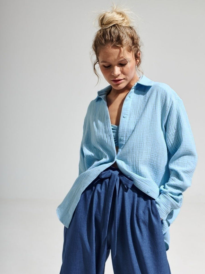 Camicia donna elegante, maniche lunghe, taglio classico. Perfetta per ufficio e abbigliamento versatile.