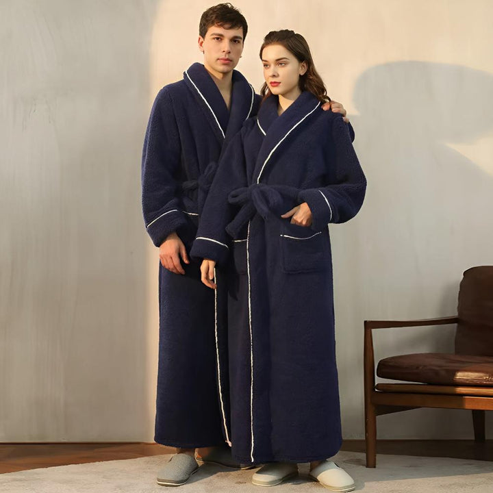 Accappatoio in sherpa caldo, unisex e lungo. Morbido al tatto, ottimo per relax dopo il bagno o a casa.