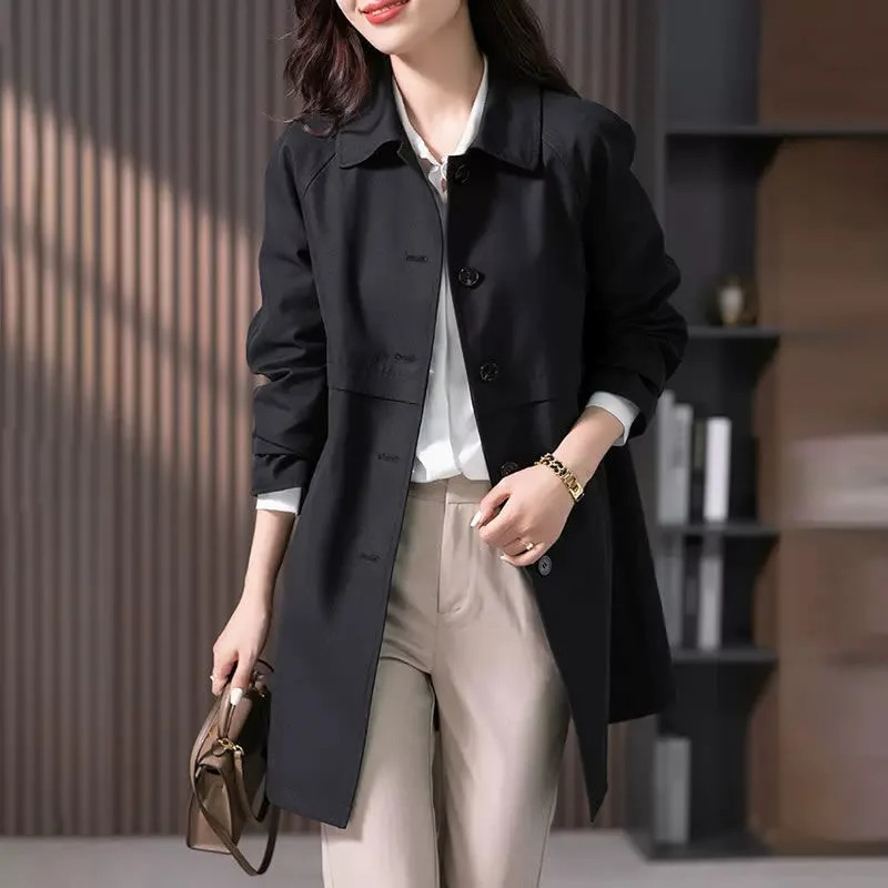 Trench donna primaverile/autunnale, elegante e di tendenza. Perfetto capospalla medio per un look sofisticato.