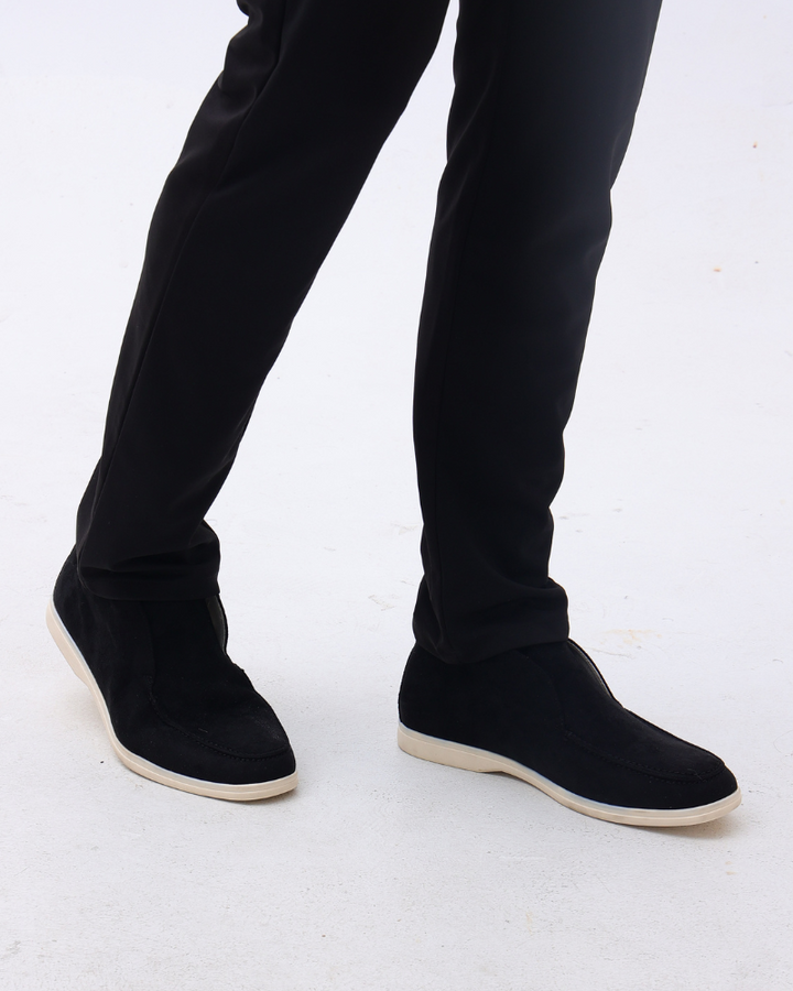 Classici mocassini uomo con distintive cuciture a vista, ideali per un look casual-elegante.