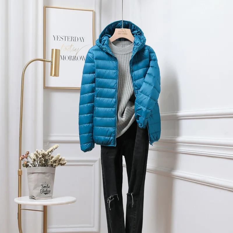 Piumino donna blu, leggero, con cappuccio. La giacca ideale per comfort e stile quotidiano.