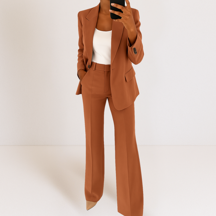 Tailleur donna elegante e comodo, blazer classico e pantaloni a gamba larga. Ideale per l'ufficio.