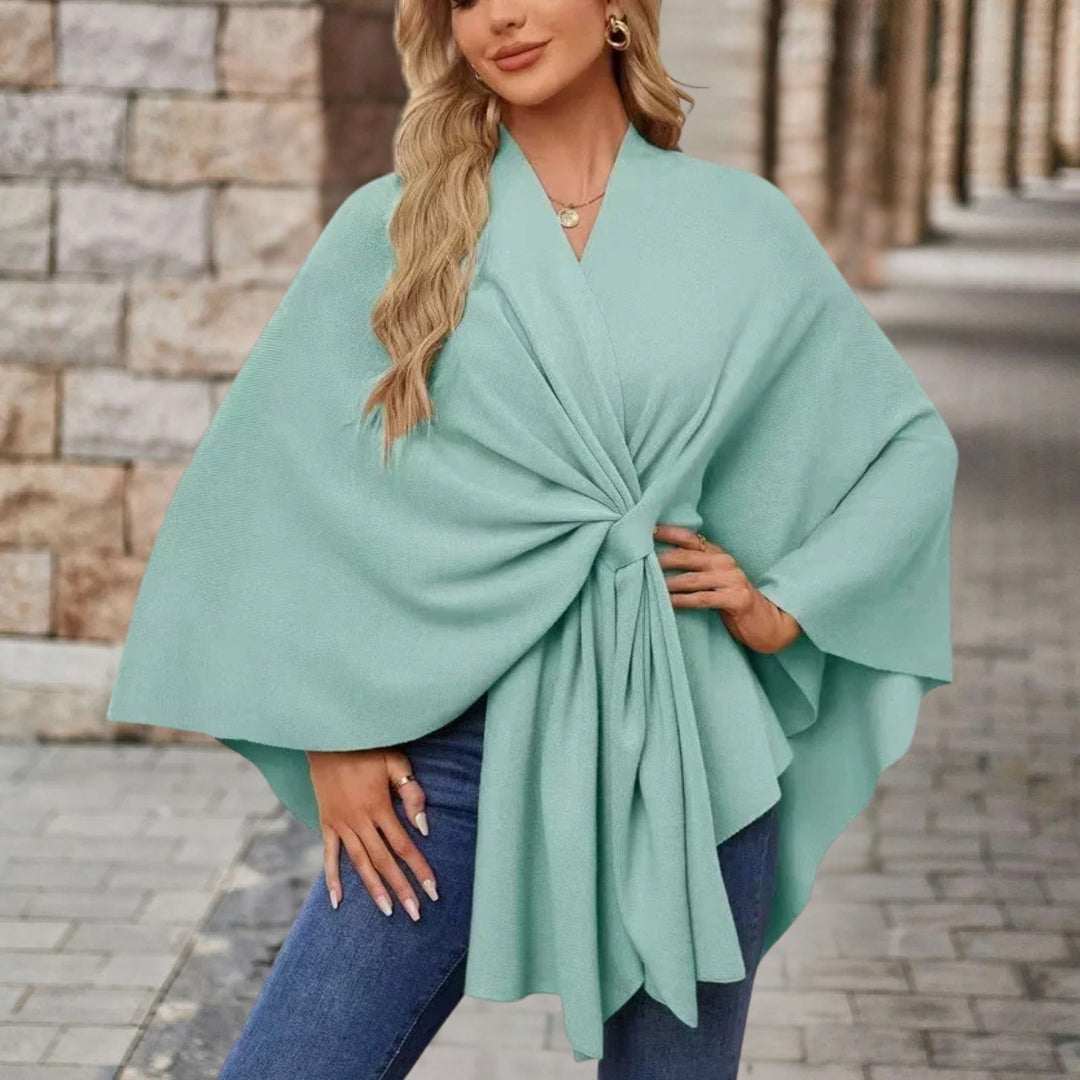 Dettaglio: Poncho donna elegante con fiocco. Capo chic e comodo che valorizza l'abbigliamento.