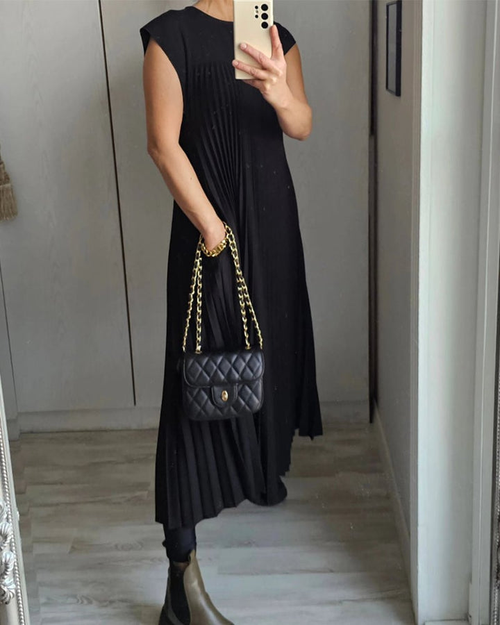 Abito lungo da donna, plissettato con grazia, fluido e raffinato per un look elegante da cerimonia.