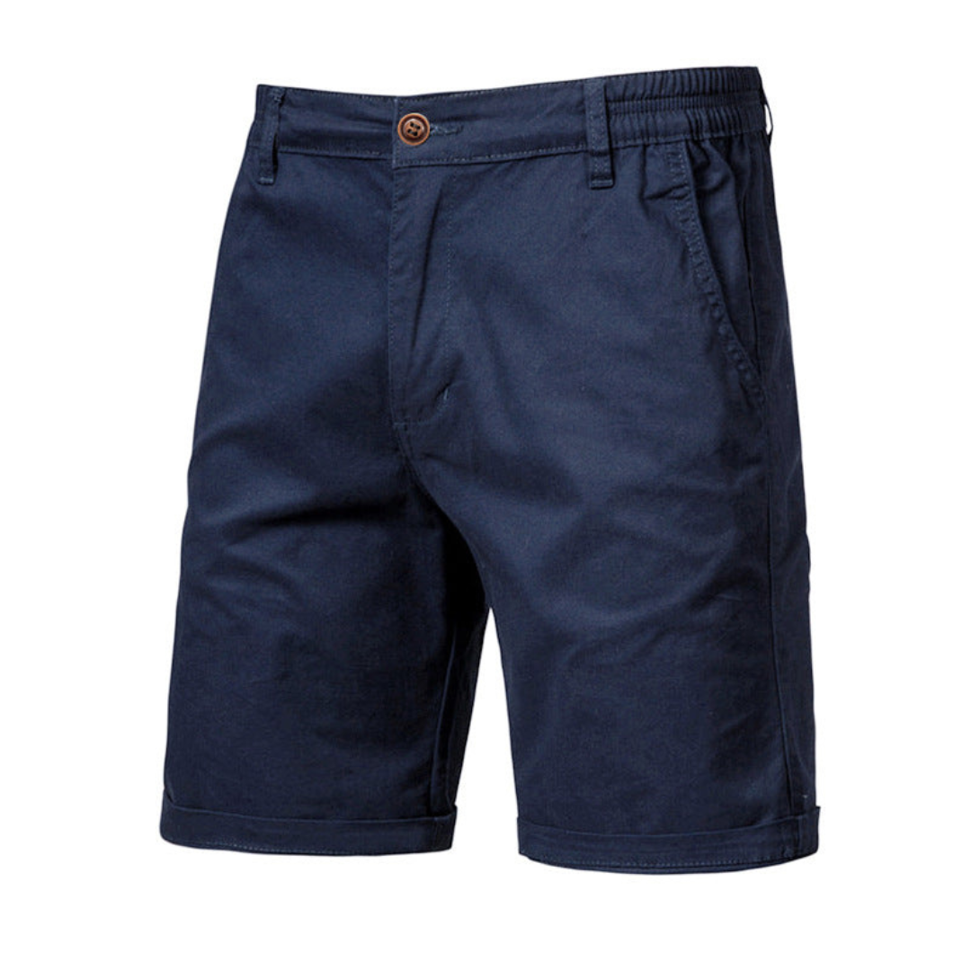Dettaglio vita e tasche di pantaloncini eleganti uomo; stile casual estivo per comfort.