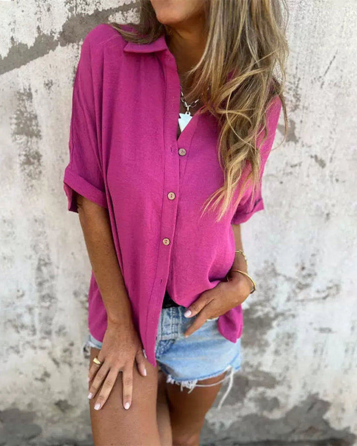 Camicetta a maniche corte da donna, fresca e colorata. Ideale per look casual estivi e primaverili.