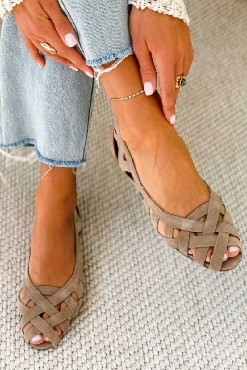 Sandali piatti intrecciati da donna, design estivo con punta aperta, ideali per un look casual.
