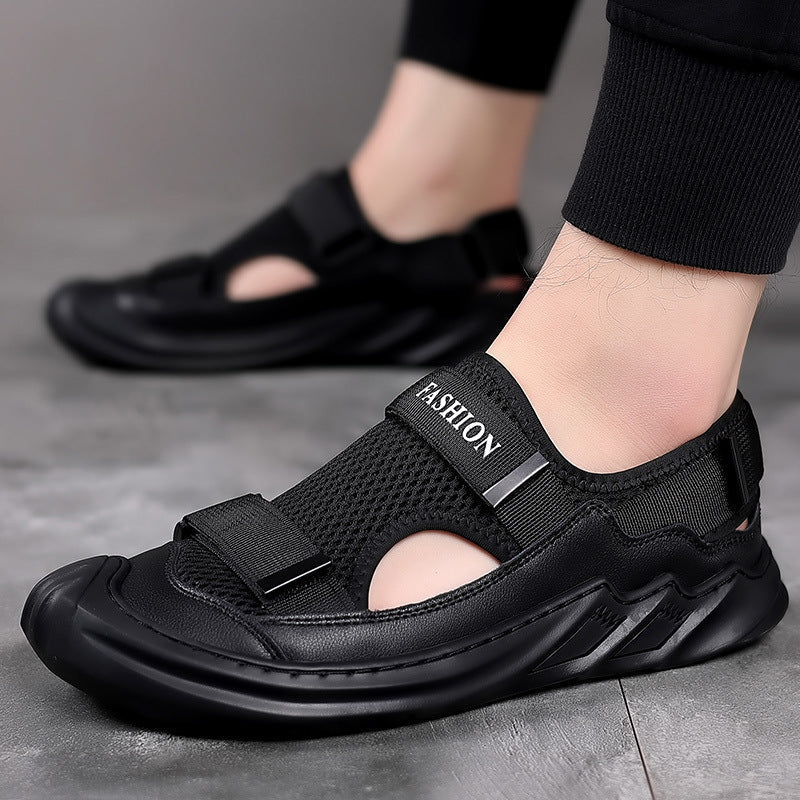 Robusti sandali estivi uomo neri con punta chiusa e chiusura in velcro, ideali per tempo libero e passeggiate.