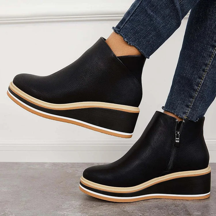 Stivali donna in suede nero, un pezzo chiave della moda femminile invernale per outfit di lusso.