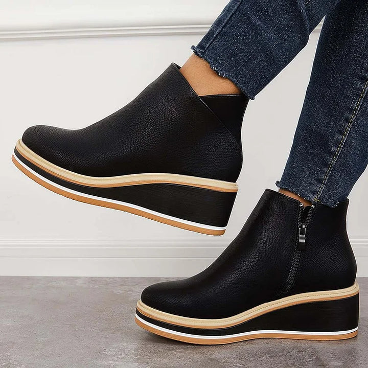 Stivali donna in suede nero, un pezzo chiave della moda femminile invernale per outfit di lusso.
