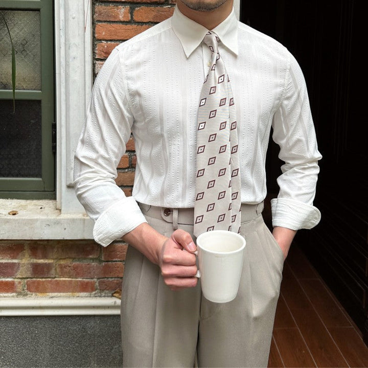 Camicia uomo a righe, maniche lunghe, colletto a punta. Abbina comfort e stile per ogni occasione.