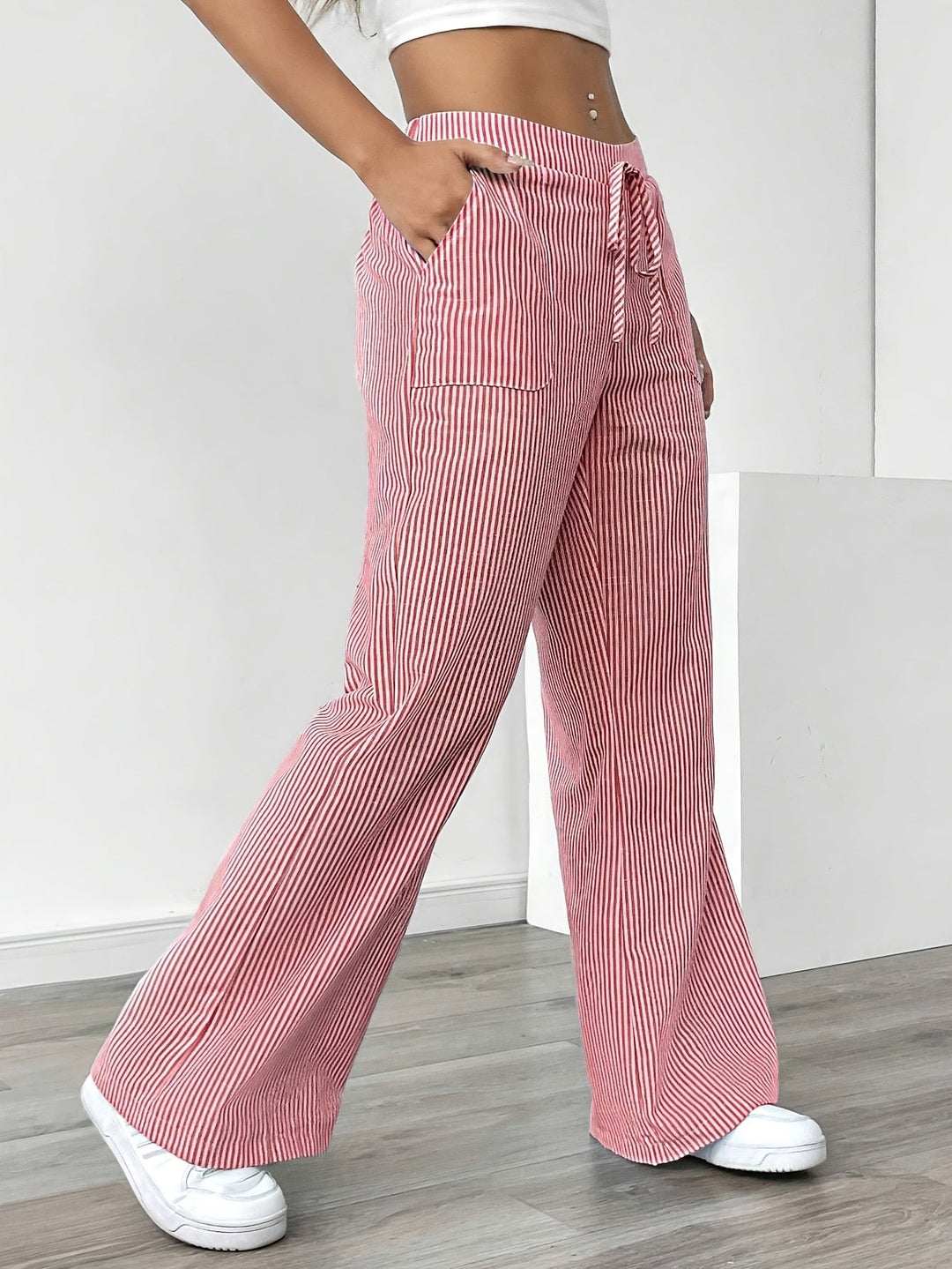Versatili pantaloni donna a righe, vita alta e gamba larga, perfetti per la primavera estate.