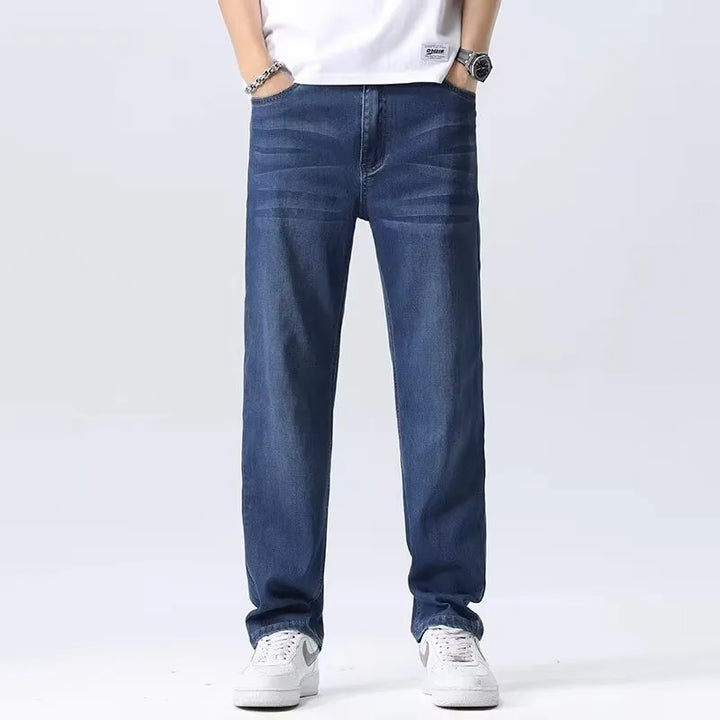 Pantaloni uomo a gamba dritta in denim blu cielo, vestibilità comoda e moderna. Perfetti per la moda estiva elegante.