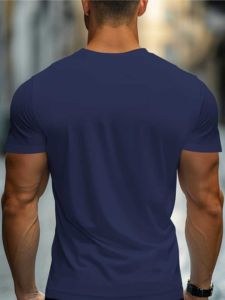 T-shirt girocollo uomo in cotone, maniche corte, versatile per look casual e comfort quotidiano estivo.