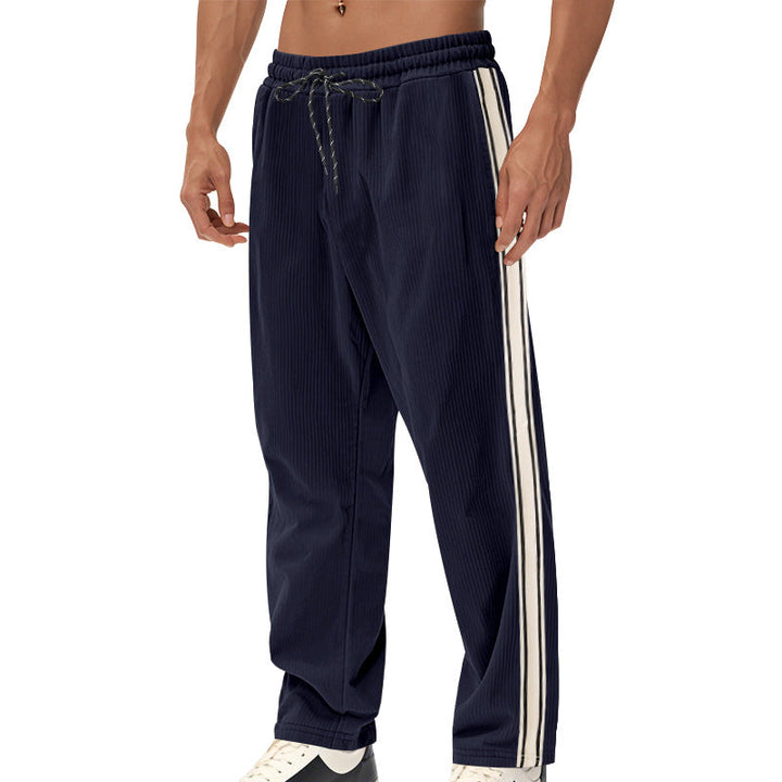 Pantaloni uomo rigati, design a gamba dritta che unisce comfort e un tocco elegante.