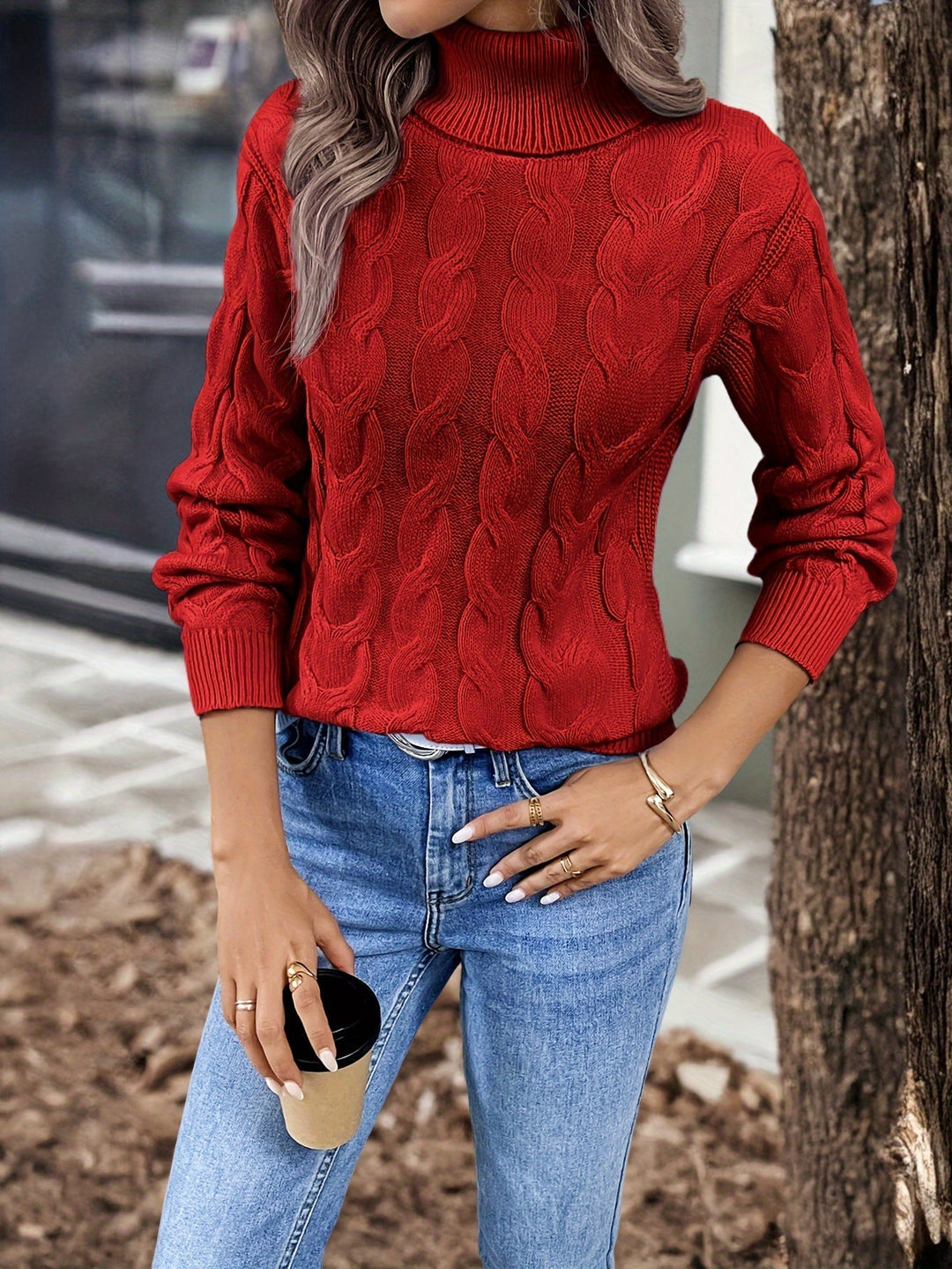 Maglione donna elegante a trecce, collo alto che avvolge con morbidezza.