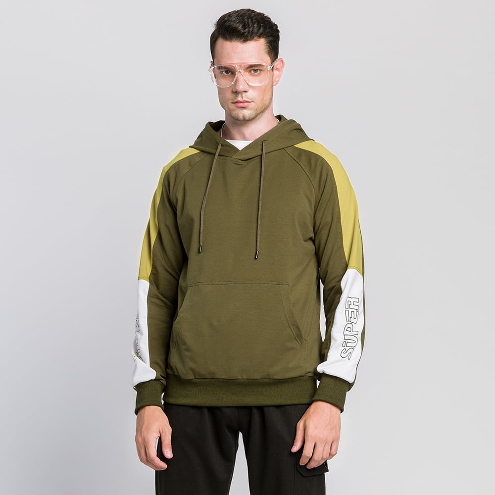 Felpa uomo con cappuccio e stampa a contrasto, ideale per streetwear e look casual. Disponibile in verde militare.
