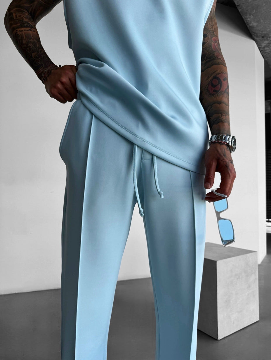 Completo lounge versatile uomo, top senza maniche e pantaloni sartoriali, per ogni occasione casual.
