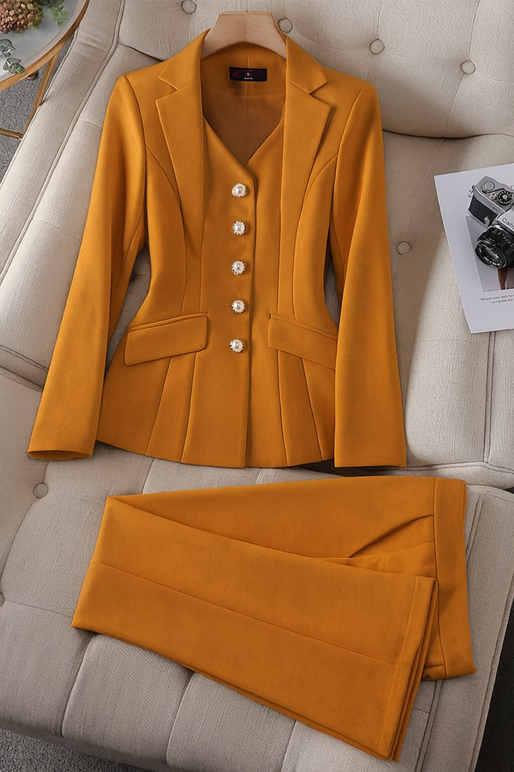 Blazer donna e pantaloni eleganti regular fit, un completo due pezzi versatile per ogni evento formale.