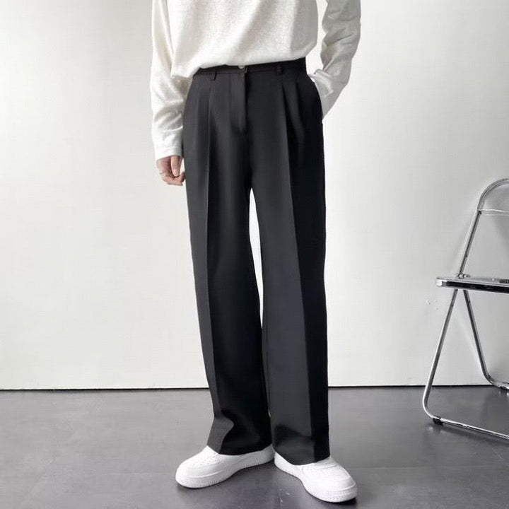 Pantaloni eleganti uomo slim fit con pieghe, perfetti per look casual chic o outfit formali. Stile sartoriale moderno.