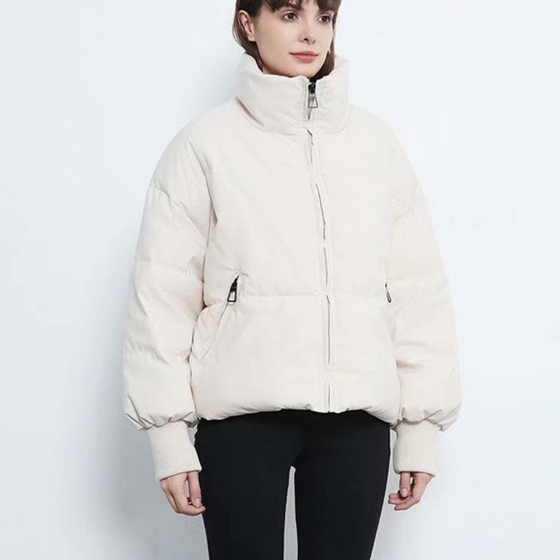 Giacca piumino donna invernale con collo alto, essenziale per un outfit caldo e chic contro il freddo.