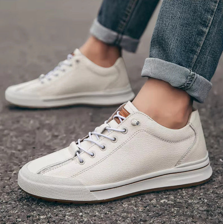 Dettaglio suola antiscivolo sneakers eleganti, garantisce comfort e sicurezza per lunghe passeggiate quotidiane.