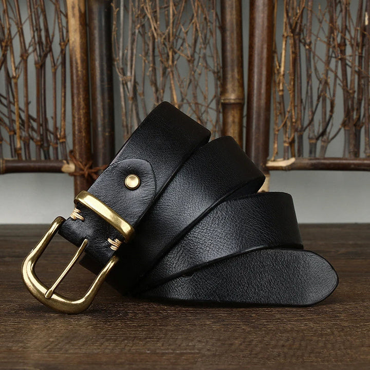 Cintura uomo in vera pelle pieno fiore dal design classico, con fibbia in ottone per un look intramontabile.