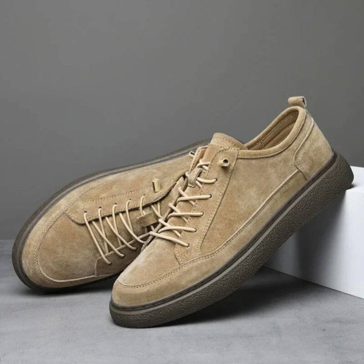 Sneakers uomo casual minimaliste con lacci, design essenziale. Stile versatile per comfort quotidiano.