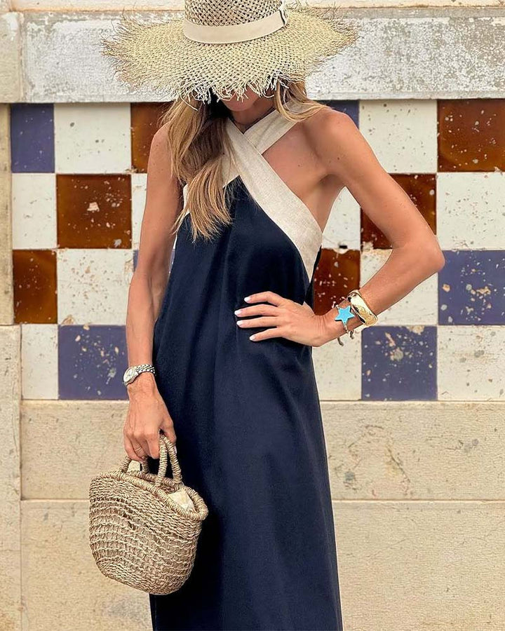 Dettaglio scollo su abito maxi incrociato da donna, tessuto fluido. Eleganza per ogni occasione.