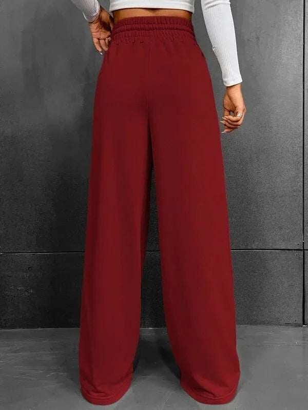 Look estivo donna con pantaloni larghi e comodi a vita alta, per un relax alla moda.