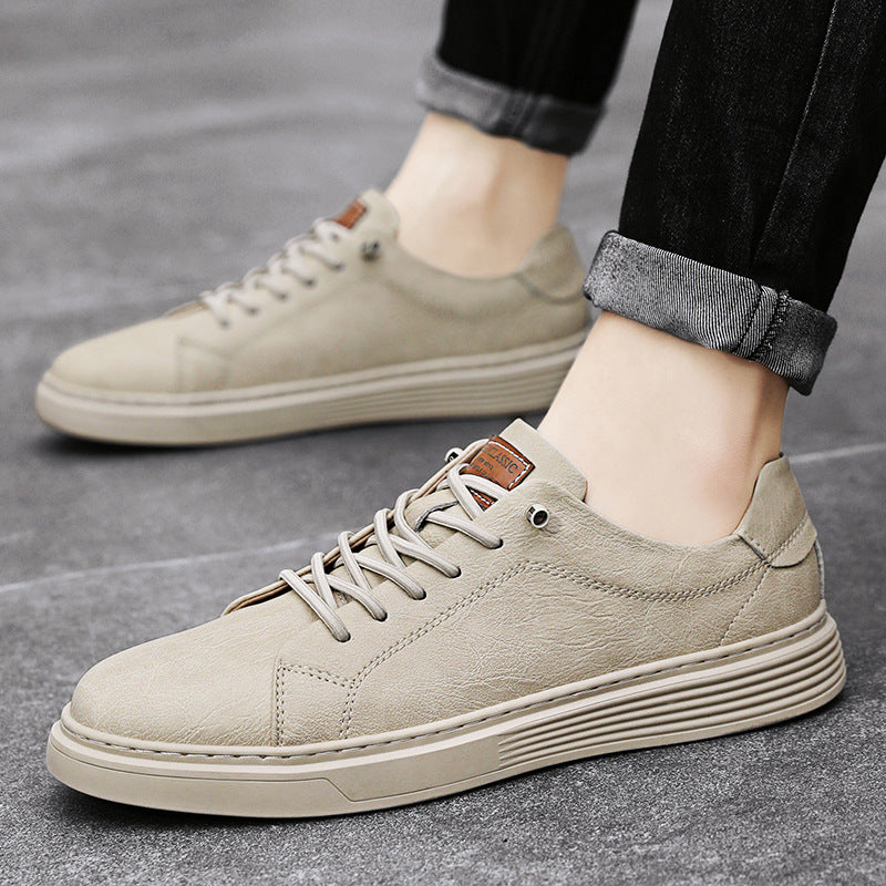 Sneakers uomo versatili con design pulito. Offrono comfort quotidiano e si adattano a ogni look per la moda uomo.