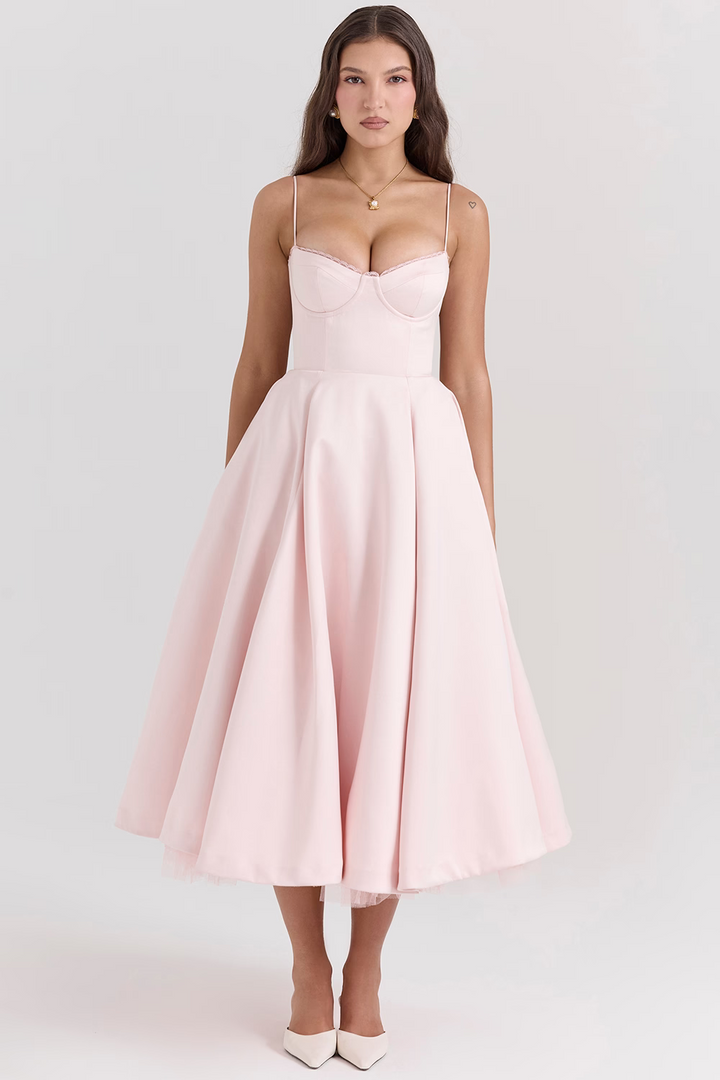 Abito midi donna chic ed essenziale, fluido ed elegante per la primavera e l'estate.